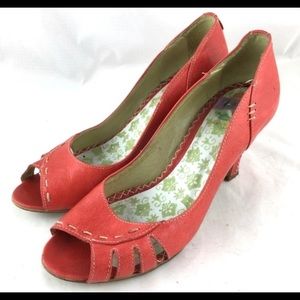 Vintage retro peep toe pumps in red leather with contrast stitching